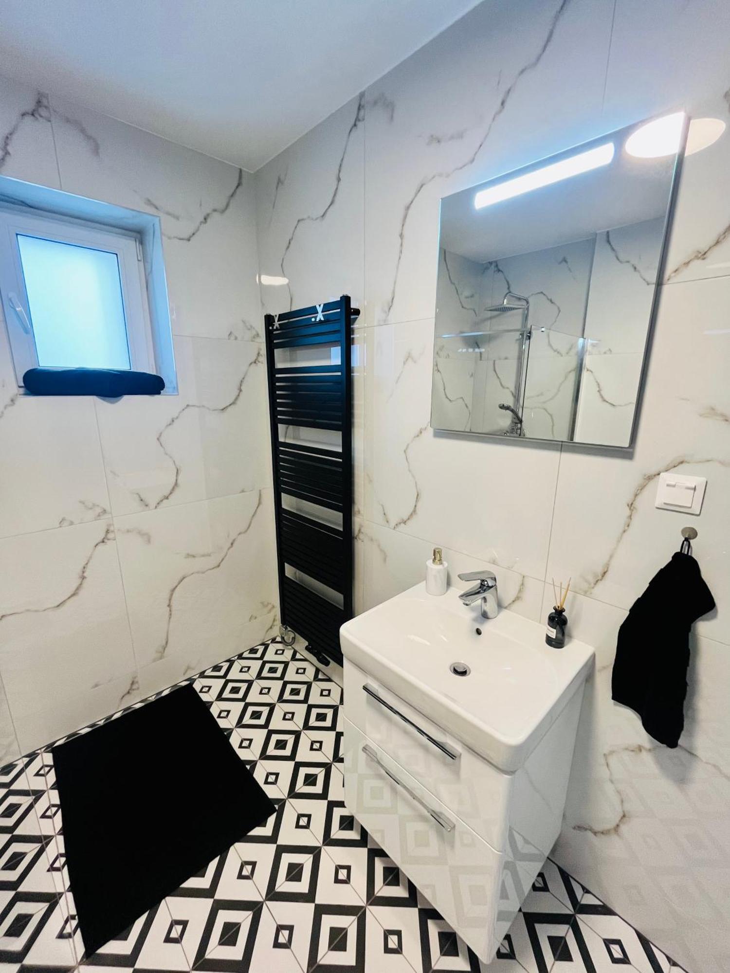 Apartment Riviera Centrum, Private Parking And Smart Check In Банска-Бистрица Экстерьер фото